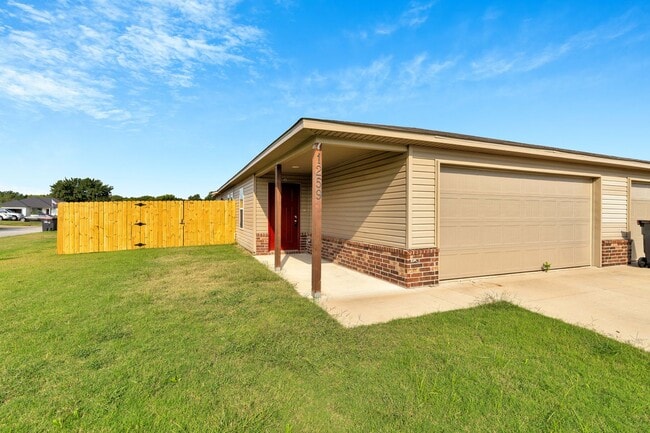 Building Photo - 3-bedroom 2 bath Duplex in Lincoln!! Newly Fenced Yard!
