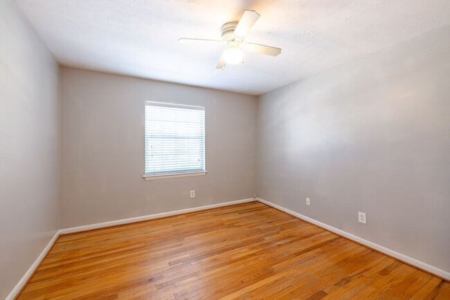 Photo - 950 Sq Ft 2 Bedroom Apartment in Buckhead | Second-Floor Rental at Peachtree Hills Court – Atlant...