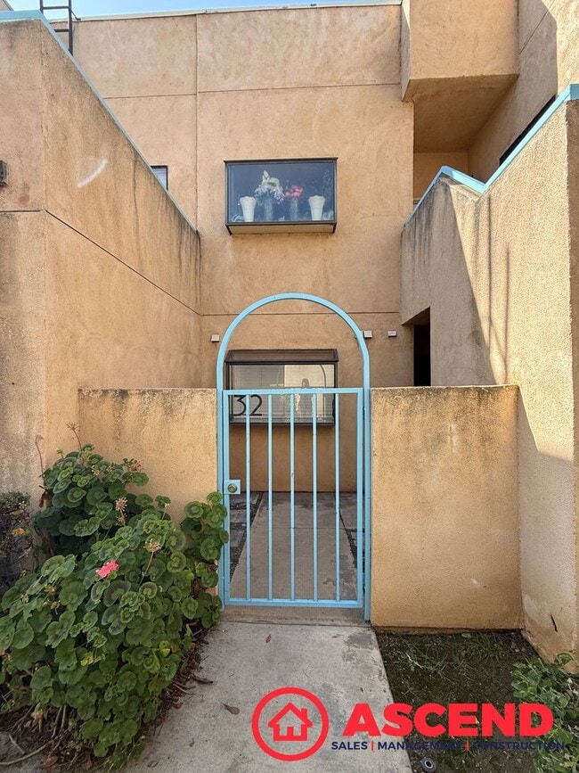 Building Photo - MOVE-IN SPECIAL – Deposit Moves You In! Beautifully updated 2BD/2BA downstairs unit in Bakersfie...