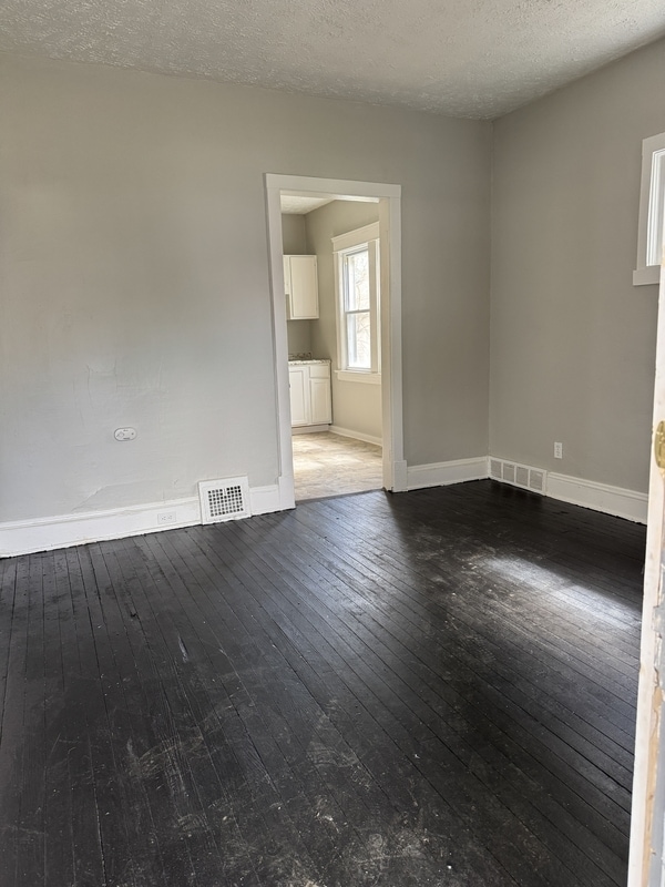 Photo - 2927 E 126th St