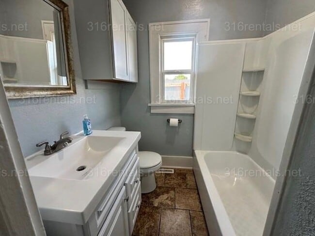 Photo - $1,295 - 3 bedroom / 1 bathroom - Single Family Home