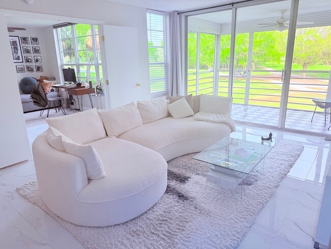 Building Photo - 545 Oaks Ln Unit APT 204