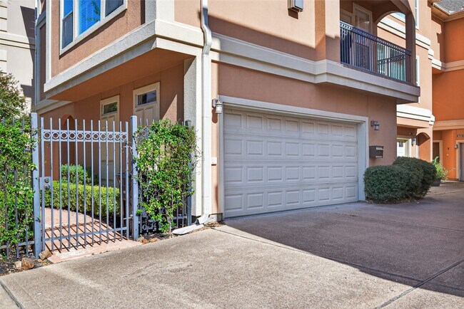 Photo - 817 Rosine St