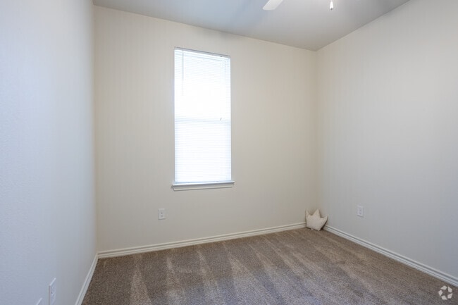 2BR, 2BA - 870SF