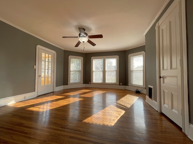 Building Photo - 533 W Gray St Unit B Rental