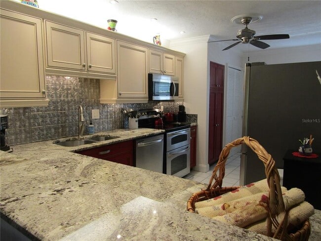 7351 W Country Club Dr N Unit 202