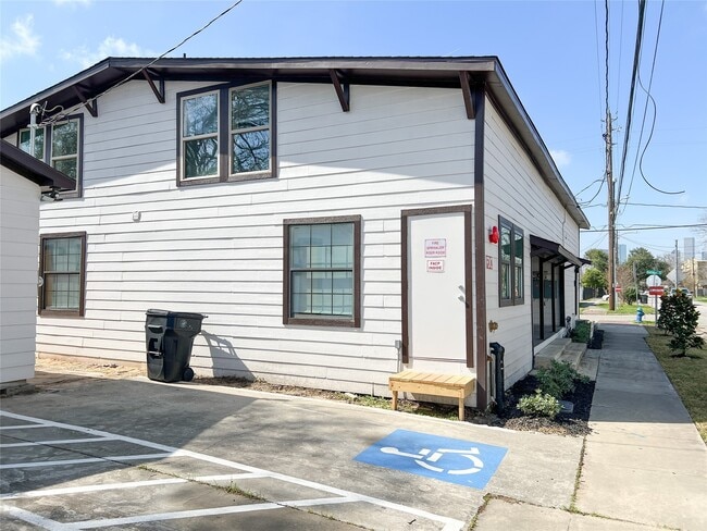 Building Photo - 201 Eastwood St Unit 6