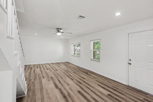 Photo - 302 Lawrence St