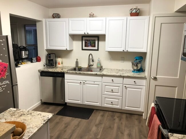 Kitchen example (rental is not furnished) - 808 La Veta Dr NE