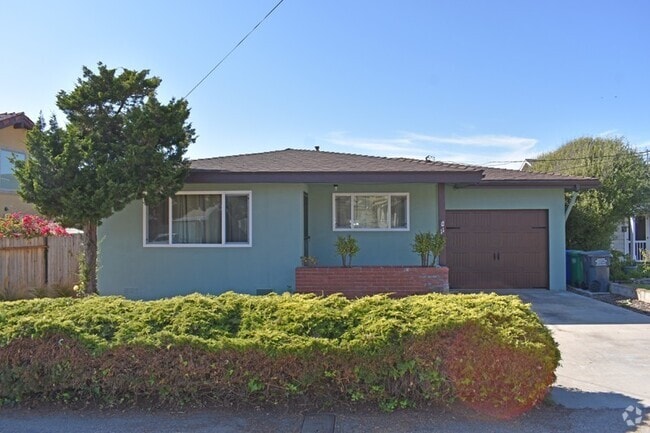 Building Photo - 2 bedroom 1 bath home w/ garage-ONE HOUSE ...