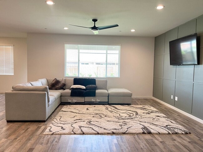 Photo - Newer Construction! 4+2 READY NOW!