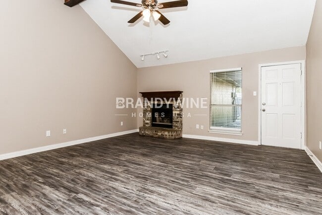 Photo - 2305 Randi Rd