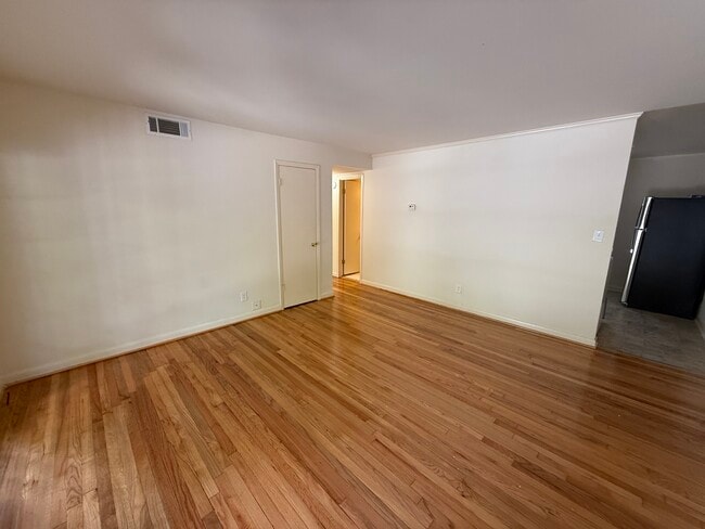 Building Photo - 425 S Church St Unit #4