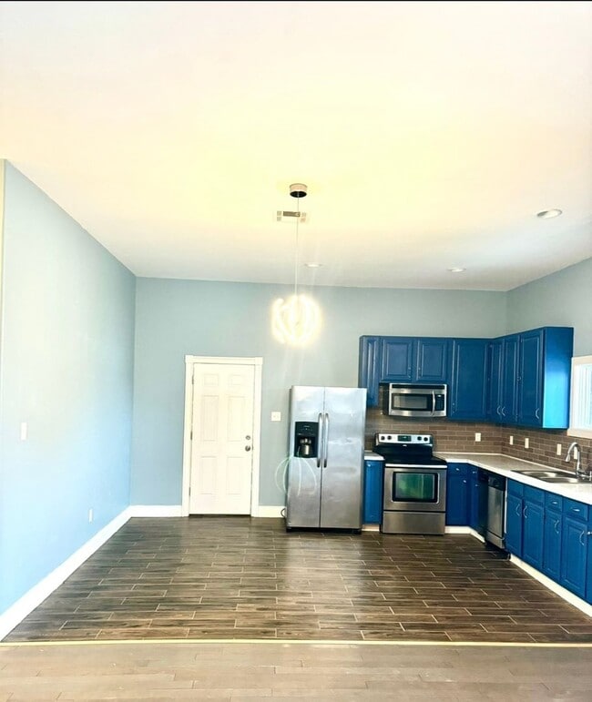 Photo - 2458 Athis St