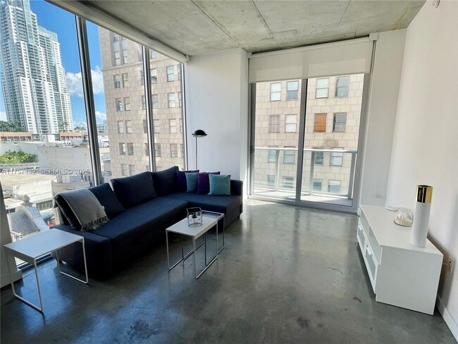 Photo - 151 SE 1st St Unidad 802