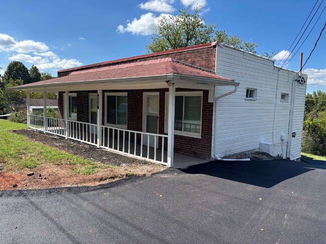 Building Photo - Charming 3 bed/2 bath, plus bonus, close t... Unit A