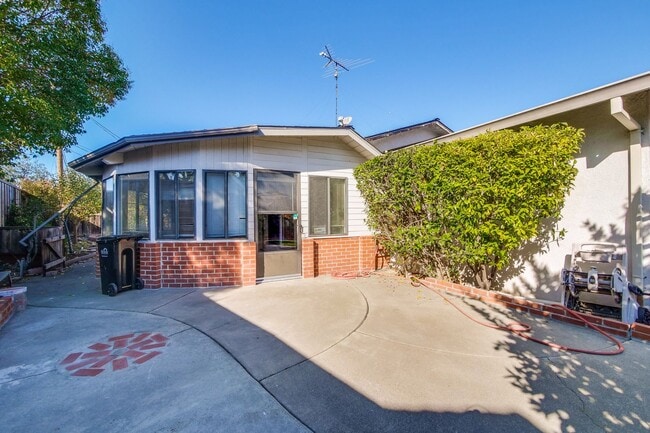 Photo - Hardwood Floors- Top Moreland SCH- SM Dogs Welcome- Close to Apple