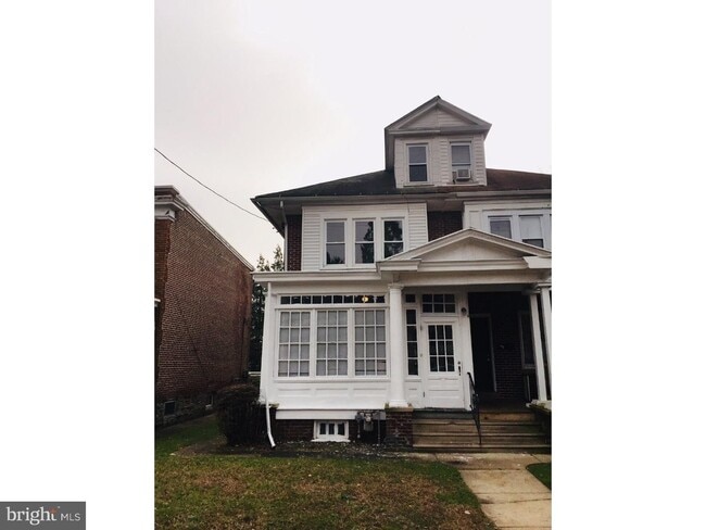 Building Photo - 605 E 19th St Rental