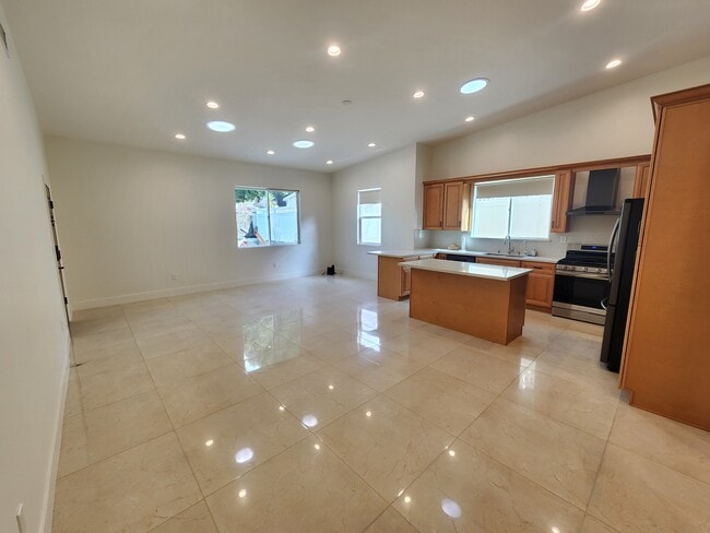 Photo - 10528 Tuxford St Unidad 10530