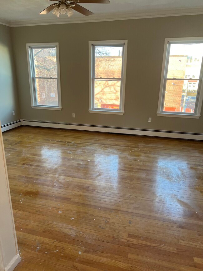 Photo - 659 E 4th St