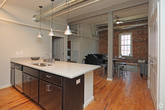 2BR,1BA-925 SF