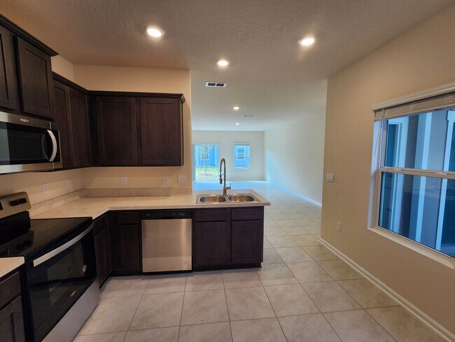 Photo - ***HOLIDAY SPECIAL NO RENT FOR DECEMBER*** Stunning 3 Bed 2.5 Bath Townhouse!
