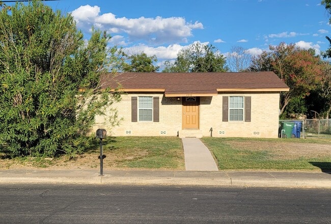 Building Photo - 4/2/2 TOTALLY renovated home