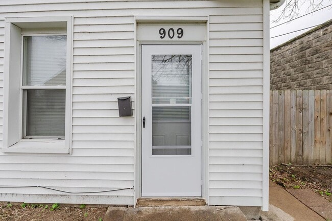 Photo - 911 W Madison St Unit 909 W Madison St- Right