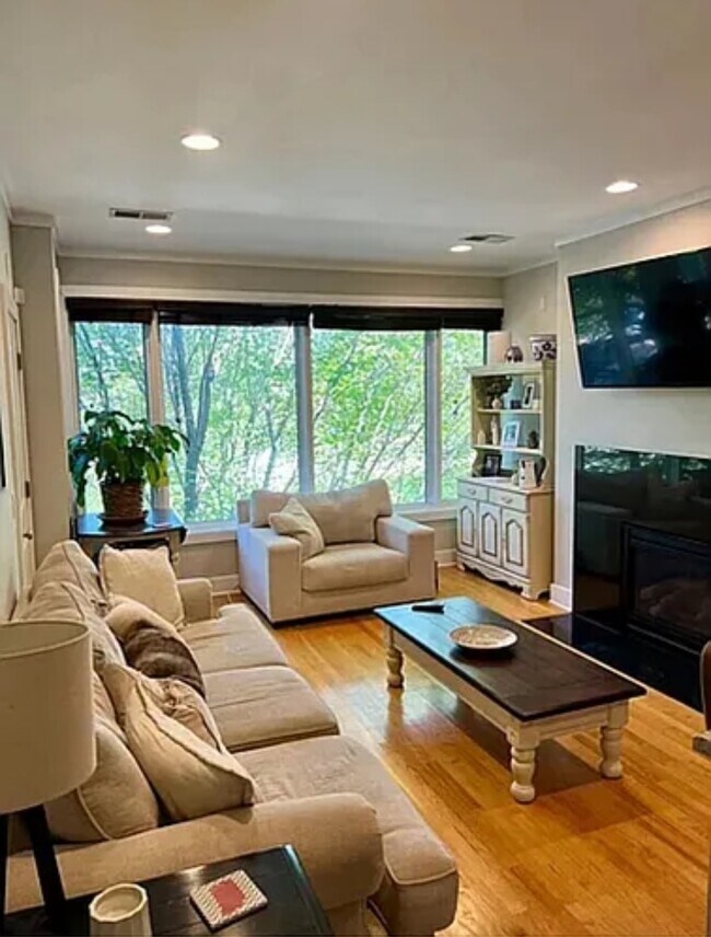 Photo - 608 N May St