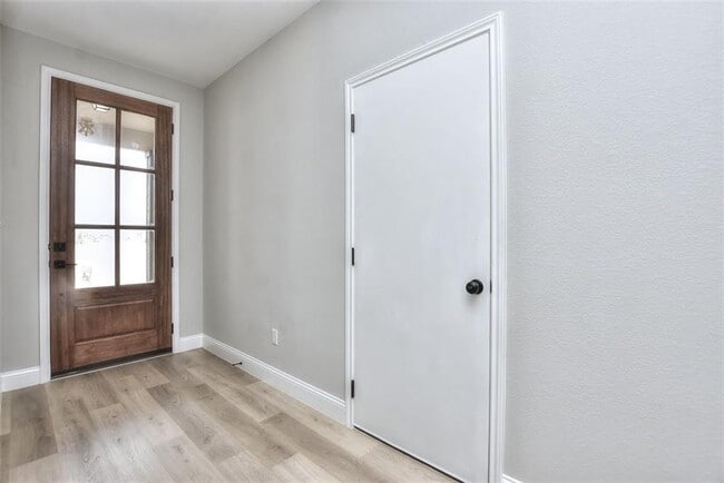 Photo - 204 Russet Trl