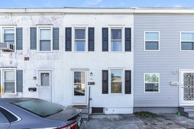 Building Photo - 551 Summit St