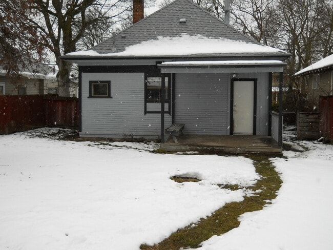 Photo - Cute 2bd/1ba Vintage Bungalow