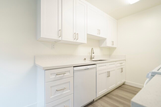Kitchen 2 - 112 S St Andrews Pl Unit 4