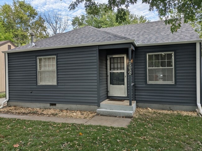 Building Photo - 2232 SW Plass Ave