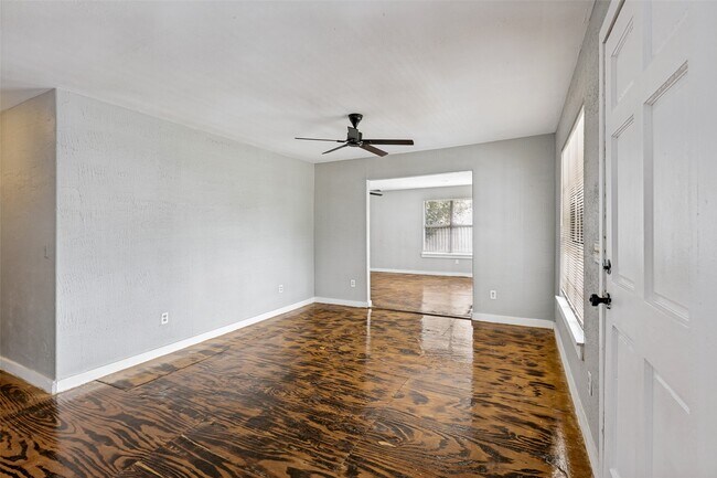 11806 E Jane Ln