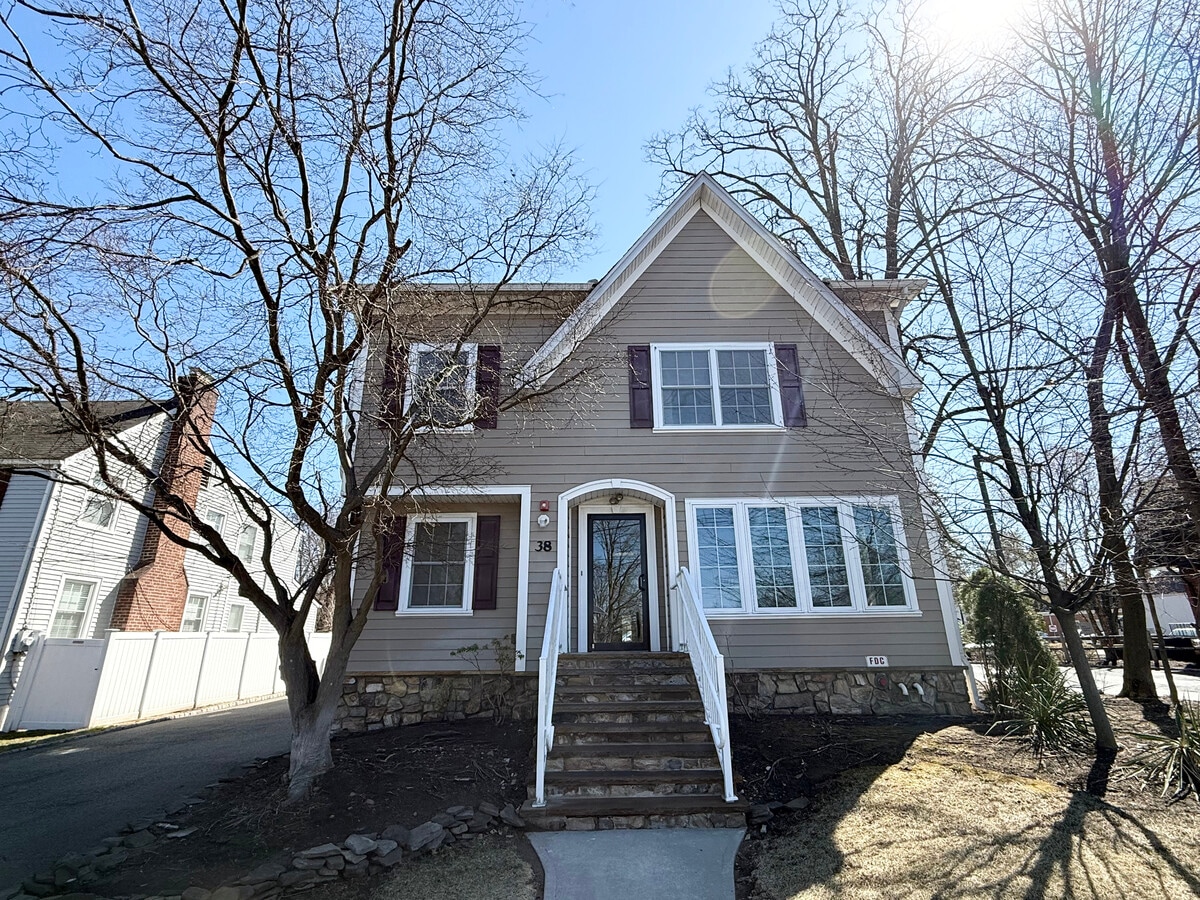 Front - 38 Roseland Ave Unit A