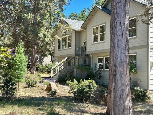 Building Photo - Stunning Running Y Ridge Home with Lake Views – Furnished or Unfurnished!
