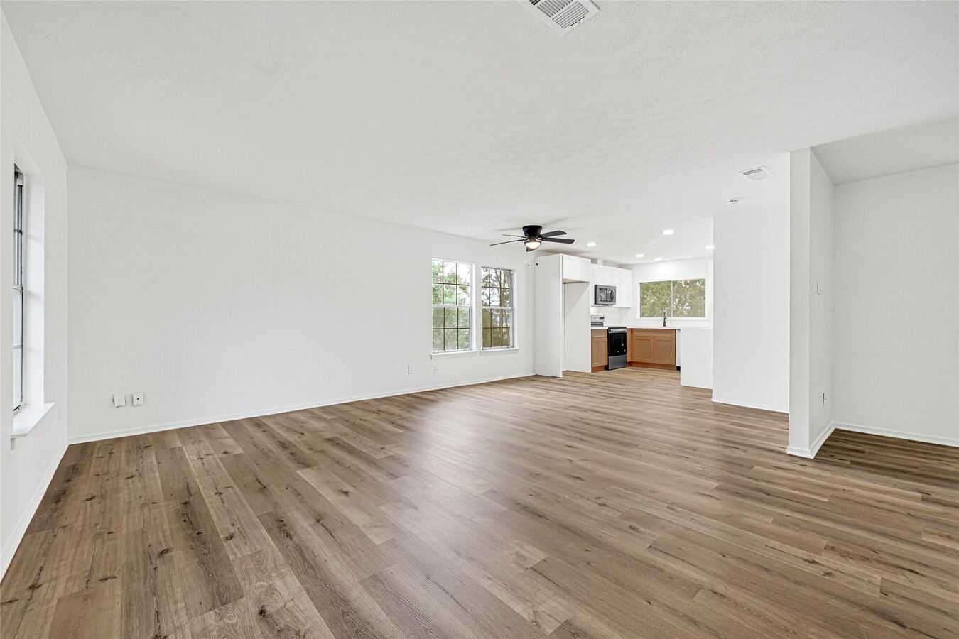 Photo - 15231 Silverman St