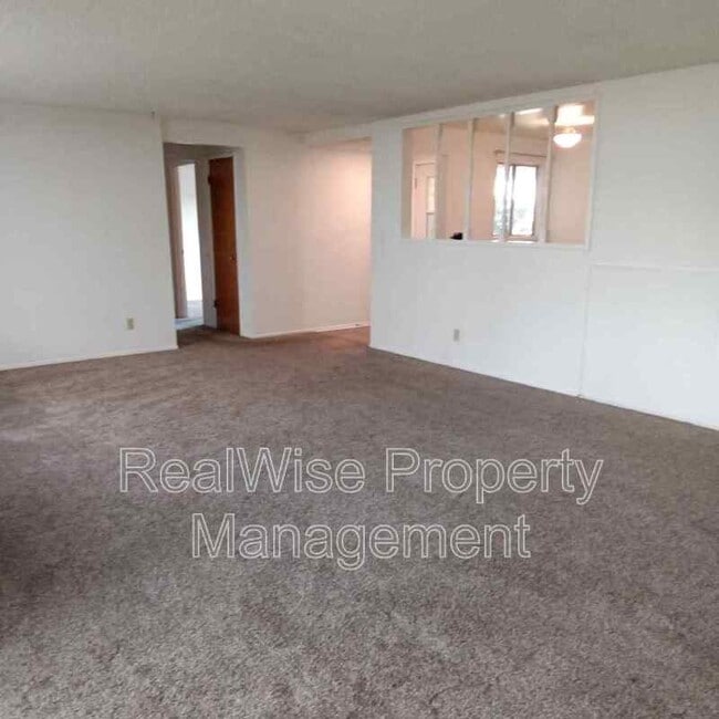 Photo - 725 Frances Ln