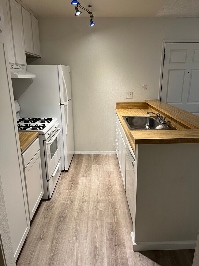 Kitchen - 18645 Hatteras St Unit 109