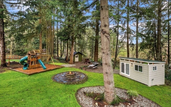 Photo - Charming Lynnwood/Bothell area Home For Rent with large 1/2 acre lot Available Now!