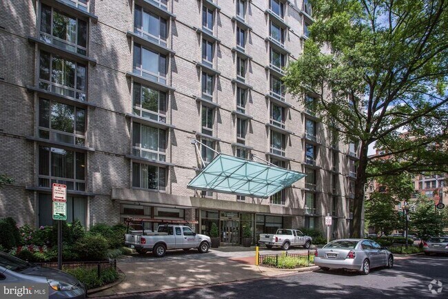 Building Photo - 950 25th St NW Unit 723-N Rental