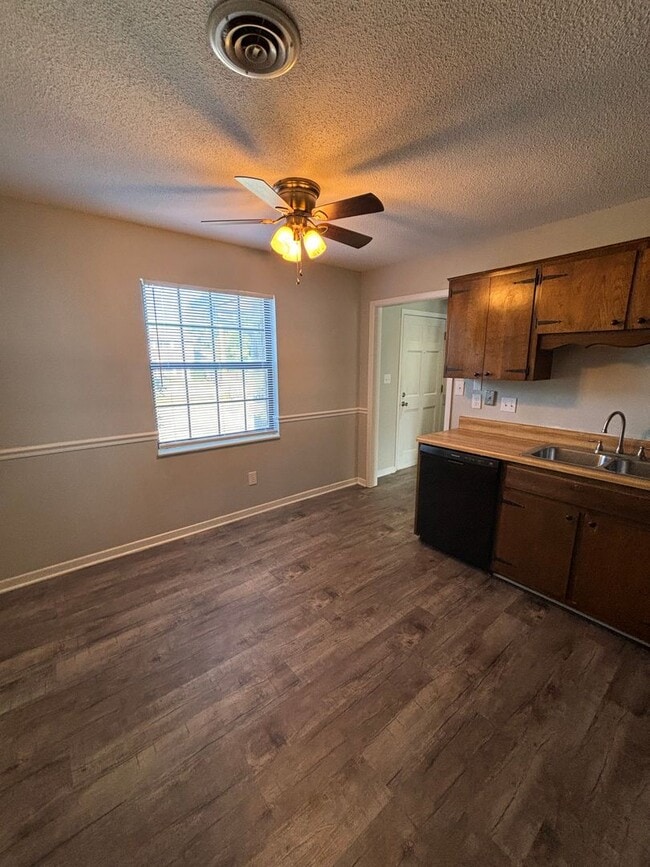 Photo - 2BD/1.5BTH Townhouse minutes from everything! Unidad 1839 Lively rd