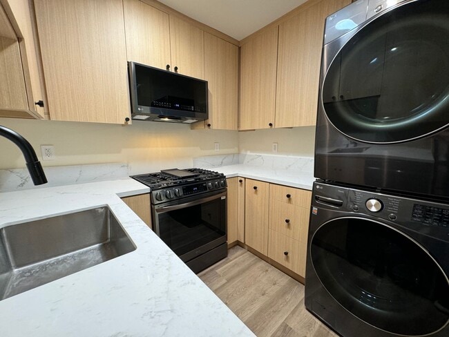 Newly Remodeled 2 Bed 1 Bath Unit in PB - Newly Remodeled 2 Bed 1 Bath Apartment Unit in PB Unit 1059