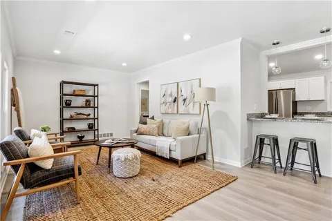 Photo - 872 Glenway Dr SW