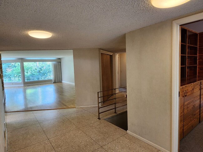 Photo - Beautiful 5 Bd 3.5 Ba Home in Holladay