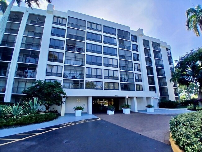 Building Photo - 5951 Wellesley Park Dr Unit 201