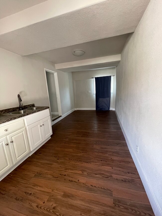 4400 N Lakewood Blvd Unit 4400 - B - STUDIO APT