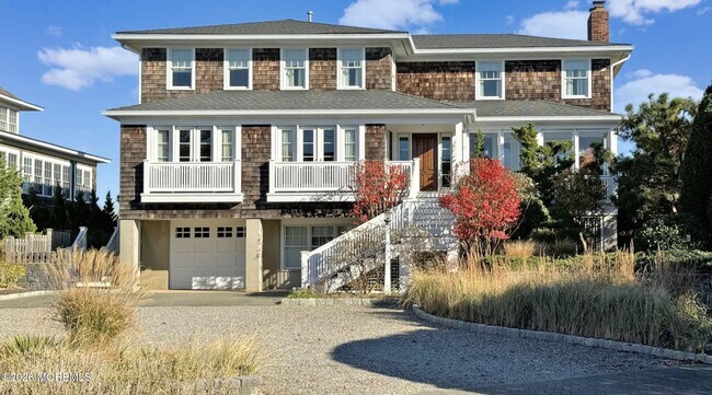 Building Photo - 985 East Ave