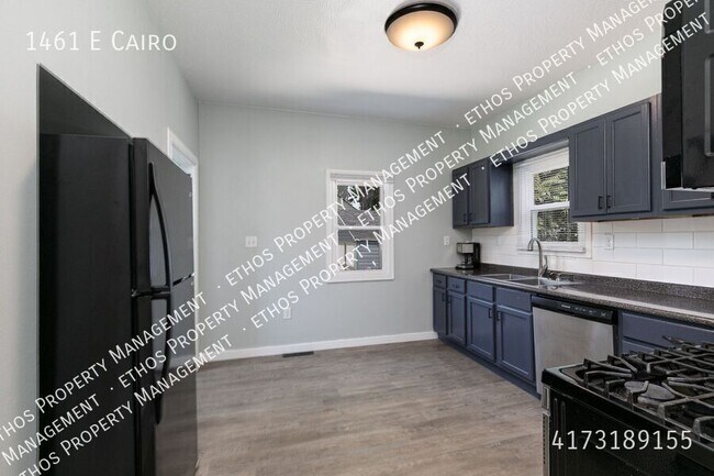 1461 E Cairo-